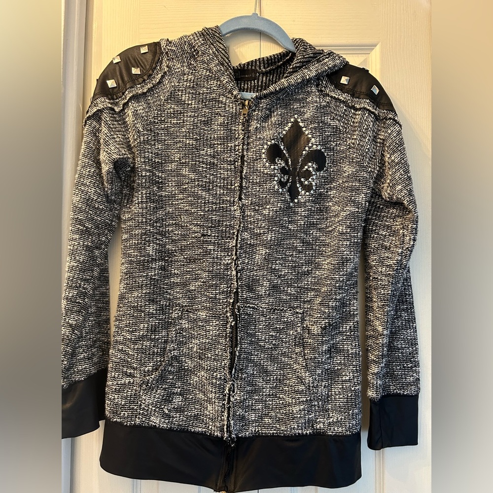 Ladies M/L zip up light weight sweater with hood.
